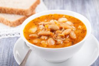 Bean soup and 2 slices of bread