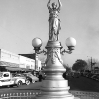 http://omeka-dev.nal.usda.gov/exhibits/speccoll/files/imports/usda_history/c-182-7_1_3-boll-monument.jpg