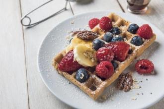 Oatmeal pecans waffle with fruit