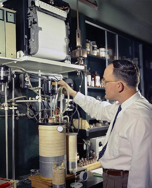 Ron Buttery, shown here adjusting a gas chromatography apparatus in 1959, was the first to identify the compound primarily responsible for the flavor of aromatic rice